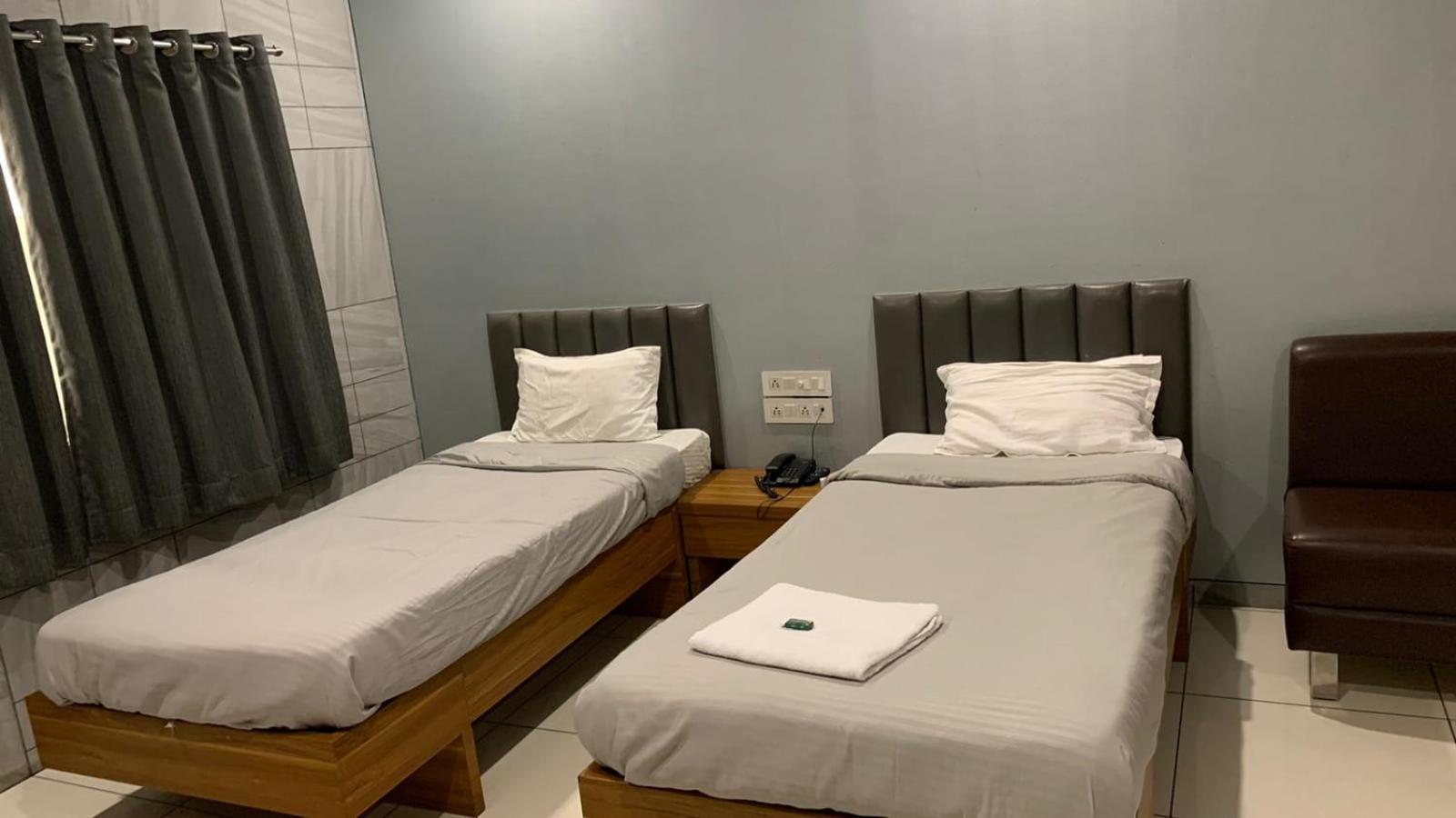 Hotel Sahyog Padra  Esterno foto